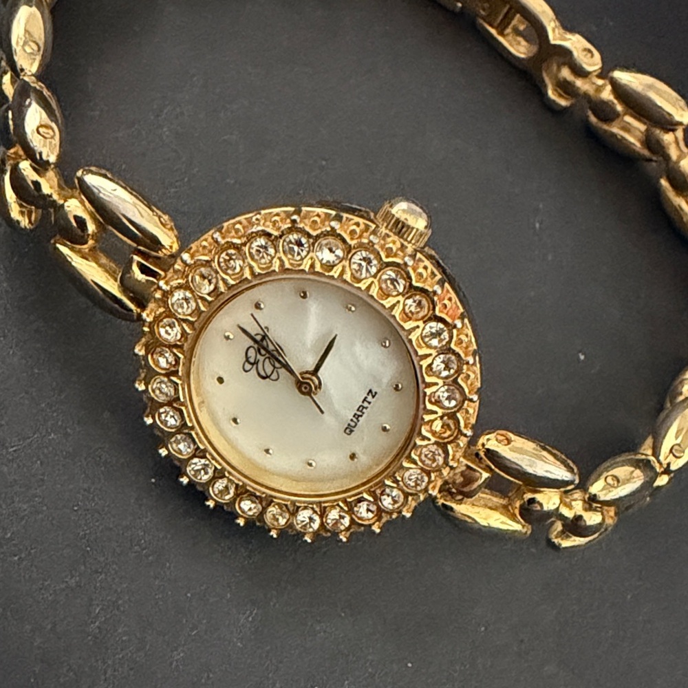 Vintage Elizabeth Taylor White Diamonds Crystal Accent Gold Tone Case Watch - Picture 2 of 4